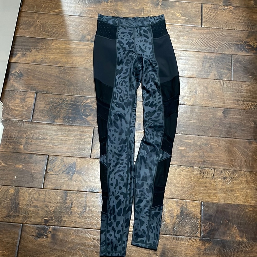 EUC! Lululemon leopard print high waisted leggings! Size 6